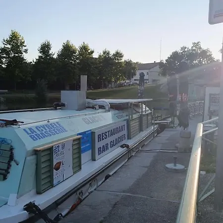 Le Bouda Avec Un Balcon Vue Sur La Republique * Castelnaudary