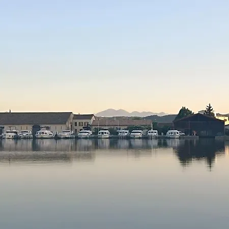Le Bouda Avec Un Balcon Vue Sur La Republique *