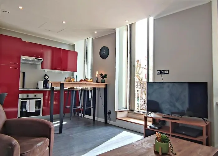 Le Bouda Avec Un Balcon Vue Sur La Republique * Castelnaudary