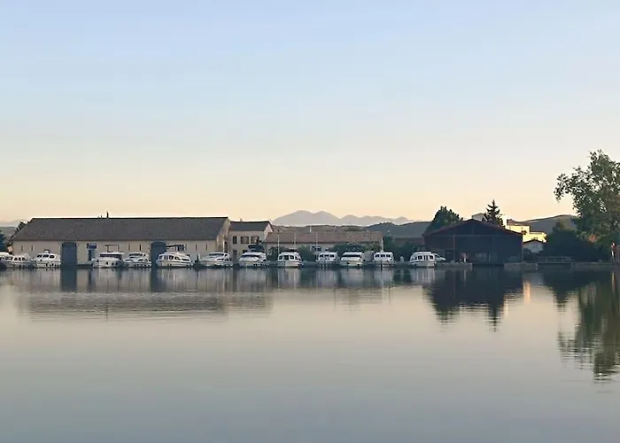 Le Bouda Avec Un Balcon Vue Sur La Republique *